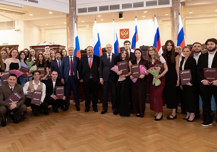 Антон Силуанов вручил дипломы выпускникам Финансового университета 2026 года