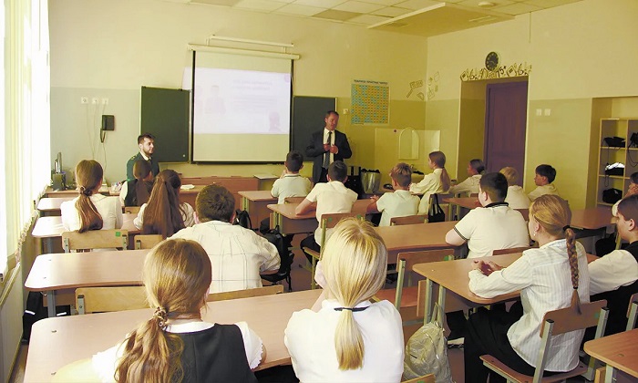 2026-09-14_Алексей_Могила_провёл_урок_налоговой_грамотности_для_школьников_03.jpg